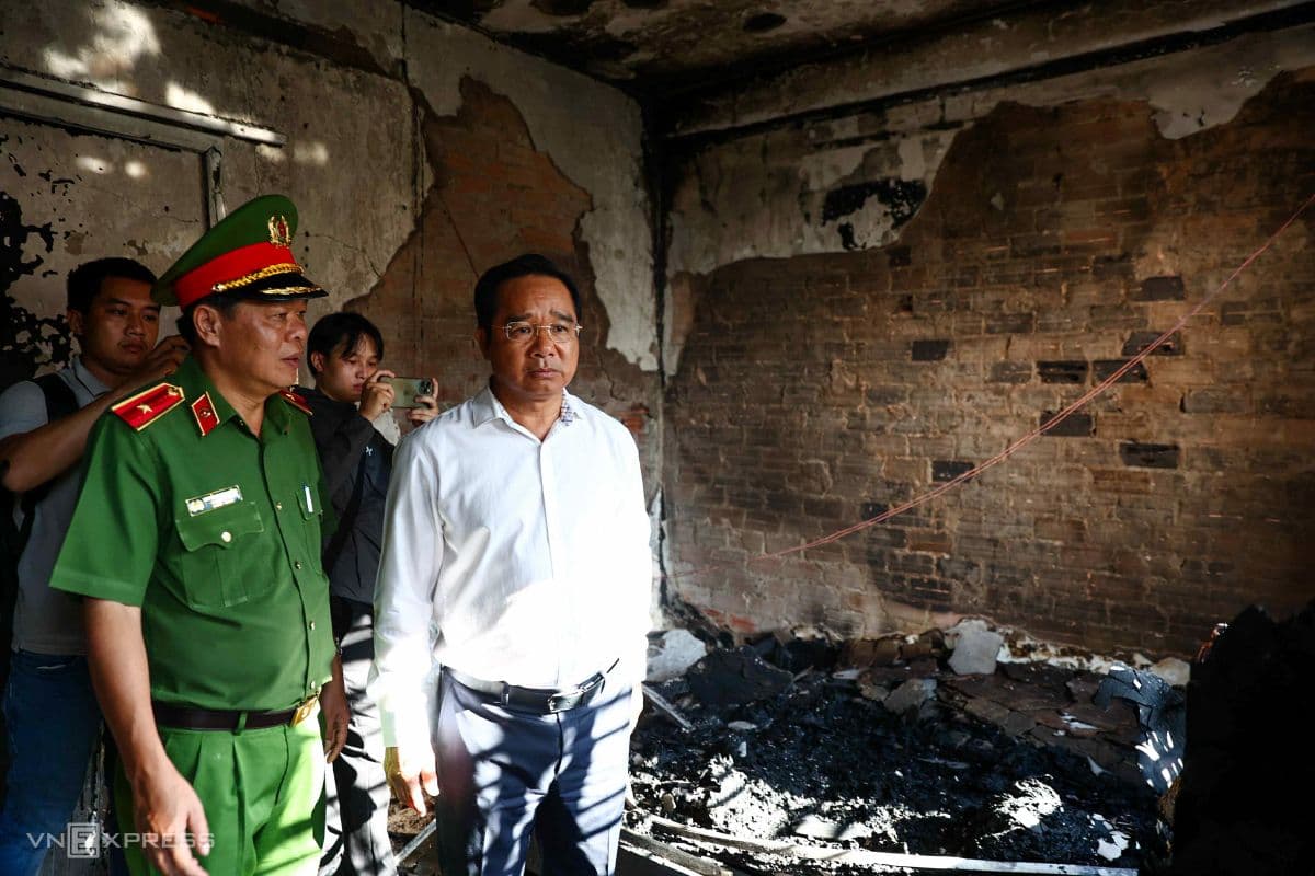 Lãnh đạo thành phố và lực lượng chức năng kiểm tra hiện trường vụ cháy tại Cư xá Độc Lập để chỉ đạo công tác cứu hộ