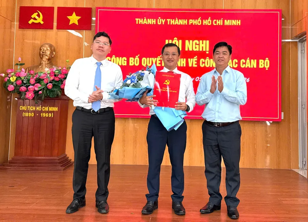 Lãnh đạo Thành ủy TPHCM trao quyết định bổ nhiệm cán bộ, minh họa cho tinh thần 'dám nghĩ dám làm' trong quản lý nhân sự.