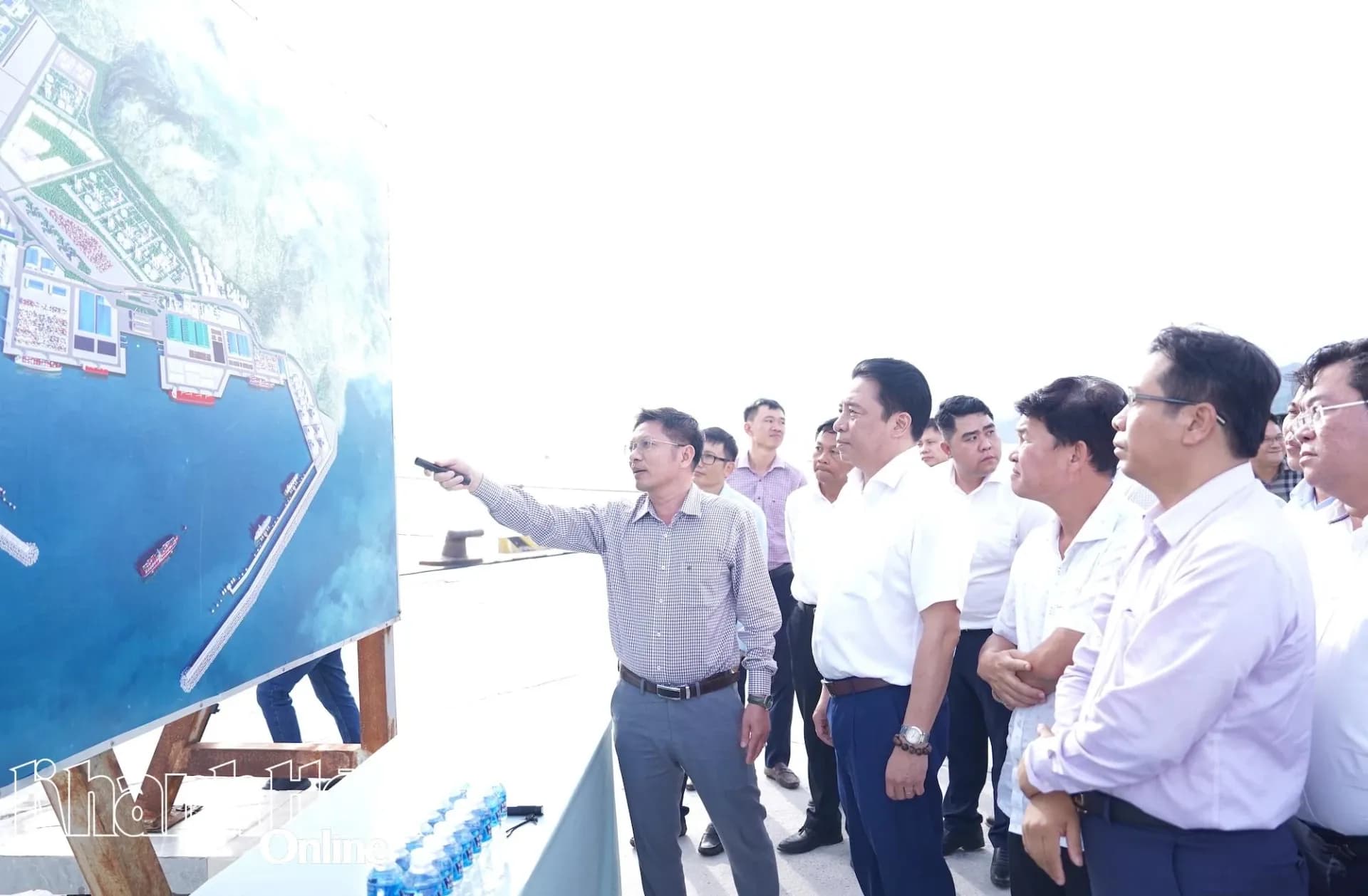 Lãnh đạo tỉnh Khánh Hòa nghe báo cáo về quy hoạch và hoạt động của Cảng biển tổng hợp Cà Ná.