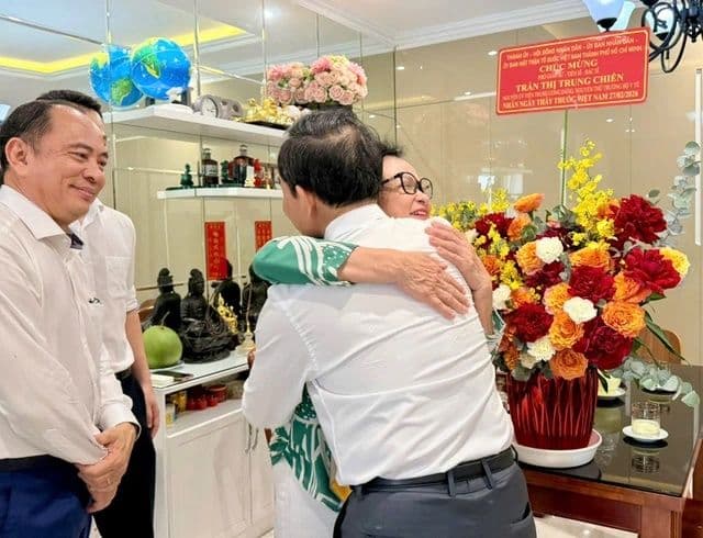 Lãnh đạo TP.HCM thăm hỏi, chúc mừng PGS.TS Trần Thị Trung Chiến nhân Ngày Thầy thuốc Việt Nam, thể hiện sự tri ân đối với đội ngũ y bác sĩ.