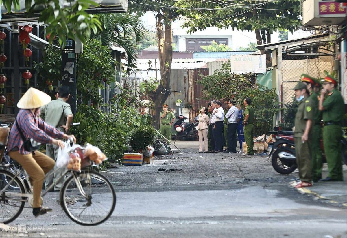 Lãnh đạo TP.HCM và công an kiểm tra hiện trường vụ cháy tại cư xá Độc Lập