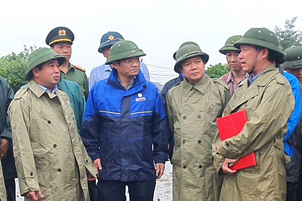 Lãnh đạo và cán bộ địa phương kiểm tra công tác phòng chống bão tại Ninh Bình, thể hiện sự chủ động ứng phó.