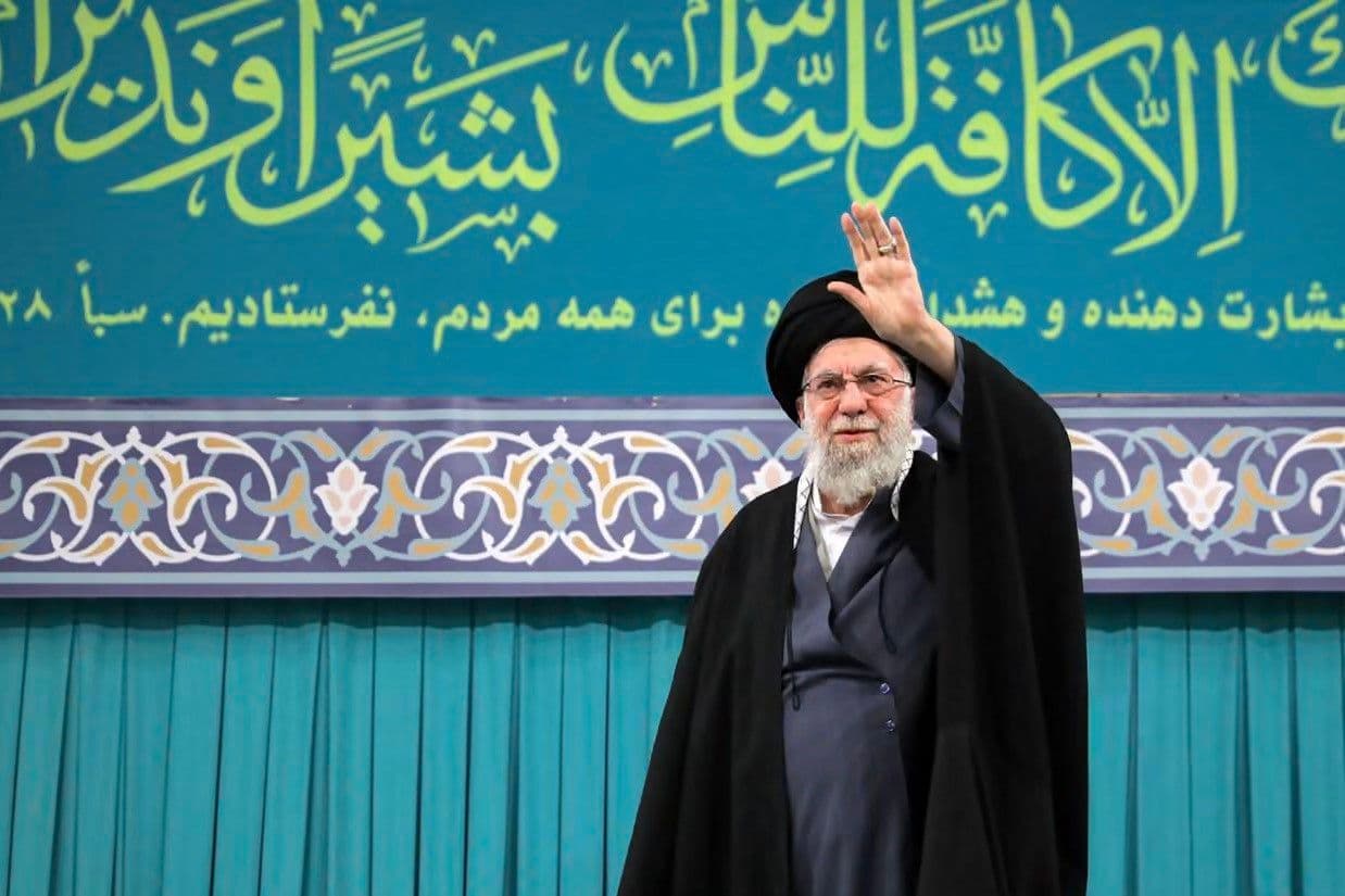 Lãnh tụ tối cao Iran Ali Khamenei phát biểu, thể hiện lập trường kiên quyết của Tehran trước áp lực.