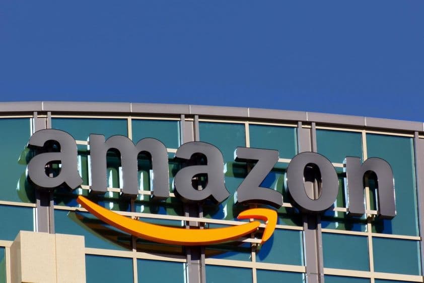 Logo Amazon trên tòa nhà, biểu thị xu hướng các tập đoàn lớn coi câu lạc bộ bóng đá như tài sản tài chính.