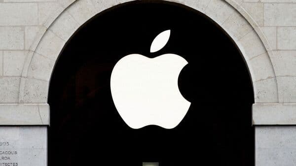 Logo Apple màu trắng nổi bật trên nền đen, nằm trong một kiến trúc vòm, đại diện cho tầm nhìn và chiến lược AI của Apple.