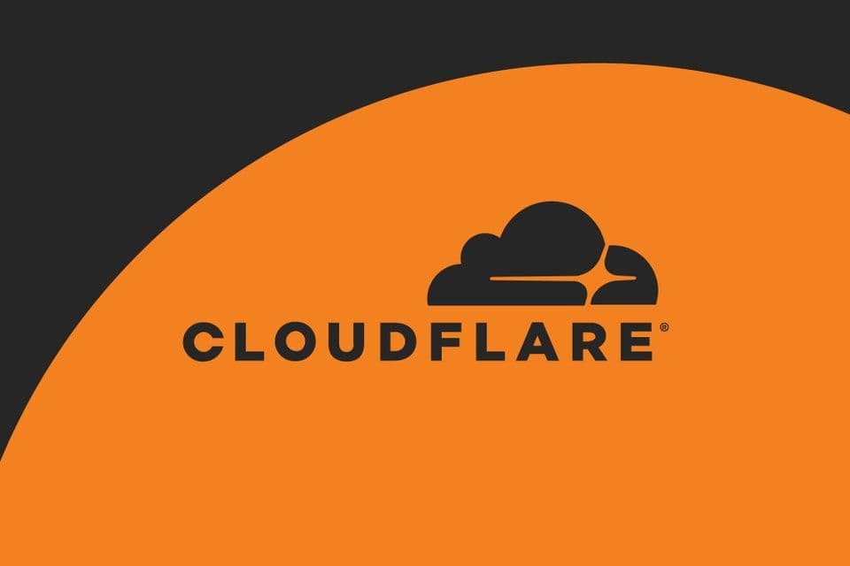 Logo Cloudflare trên nền cam và đen, với biểu tượng đám mây và chữ Cloudflare, thể hiện vai trò kiến trúc sư vô hình của internet.