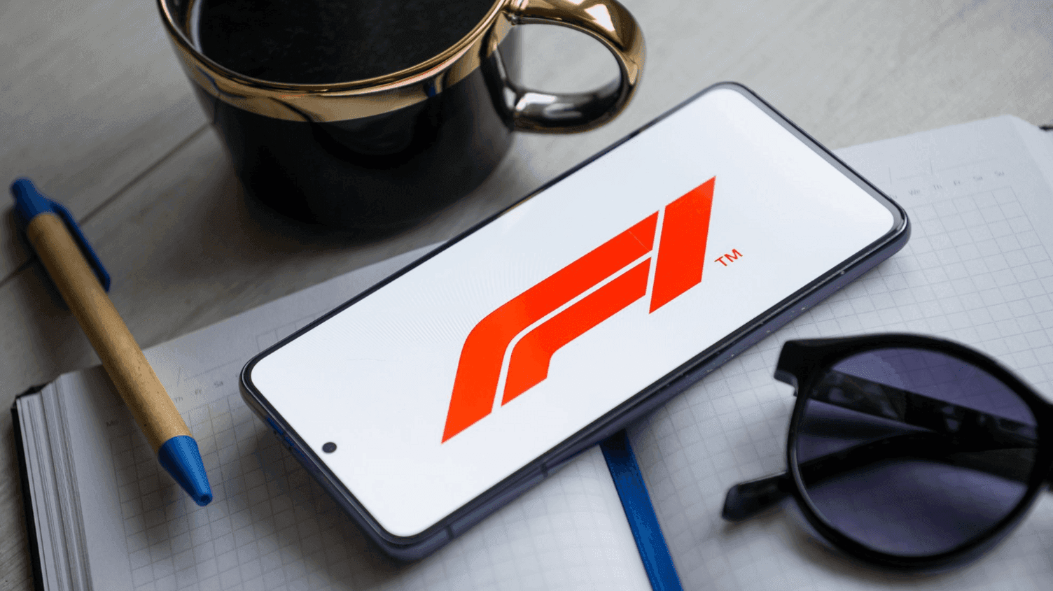 Logo F1 trên điện thoại, biểu tượng cho triết lý cuộc sống đằng sau môn thể thao tốc độ.
