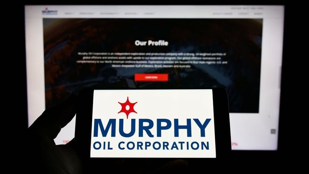 Logo Murphy Oil Corporation trên điện thoại, đại diện cho chiến lược linh hoạt của các tập đoàn dầu khí trong bối cảnh năng lượng mới.