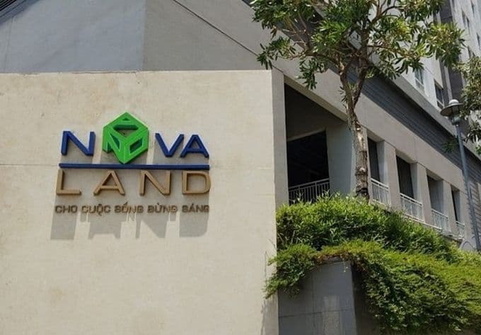 Logo Novaland trên cổng dự án bất động sản, biểu tượng cho công ty đang đối mặt với vòng xoáy pháp lý trái phiếu.