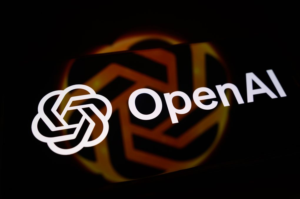 Logo OpenAI trên màn hình điện thoại, biểu tượng cho trí tuệ nhân tạo và sự cố xâm nhập dữ liệu tại Úc.