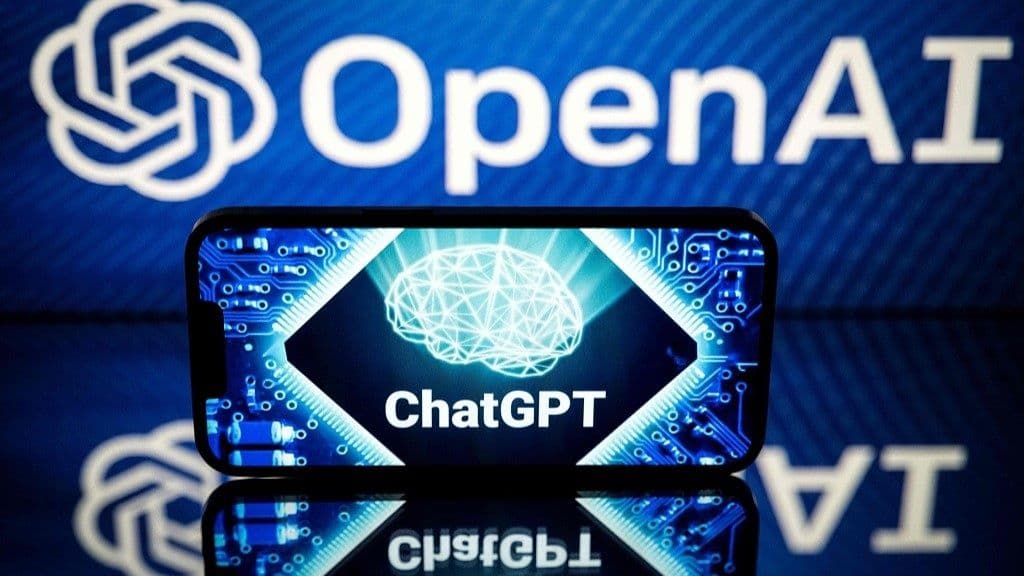 Logo OpenAI và ChatGPT trên điện thoại, tượng trưng cho kỷ nguyên trí tuệ nhân tạo.