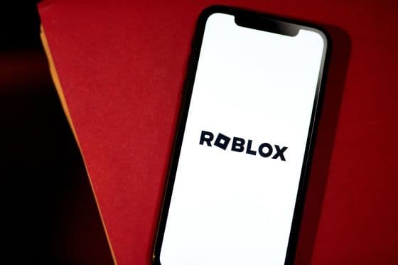 Logo Roblox trên màn hình điện thoại, tượng trưng cho nền tảng trò chơi số