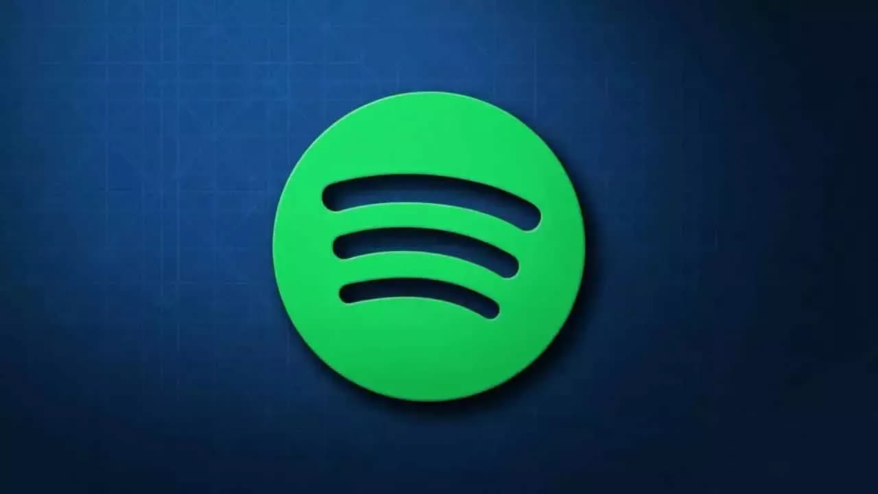 Logo Spotify trên nền xanh đậm, biểu tượng cho dịch vụ nghe nhạc cao cấp bị quảng cáo xâm phạm.