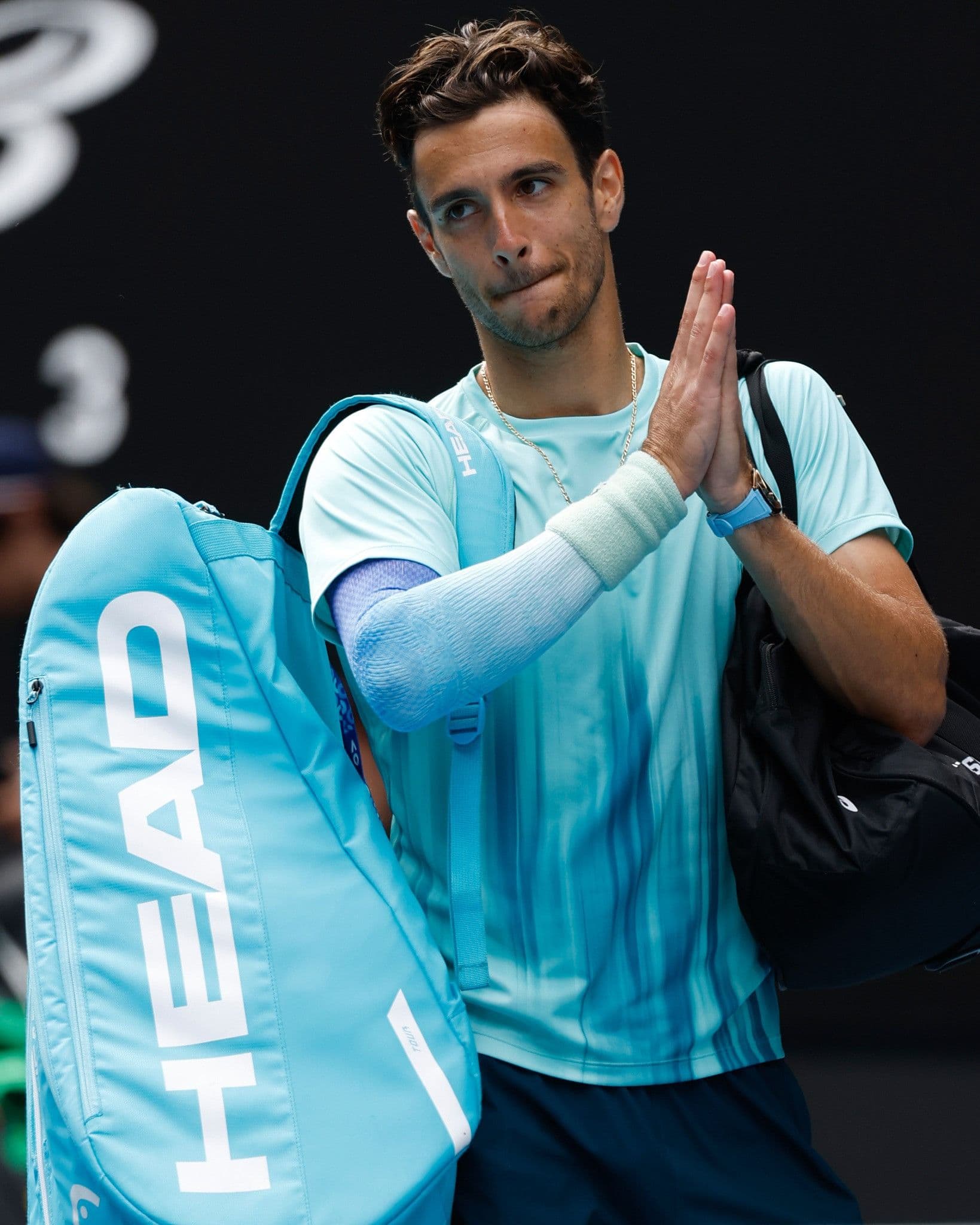 Lorenzo Musetti rời sân sau khi bỏ cuộc vì chấn thương, mang lại chiến thắng cho Djokovic.