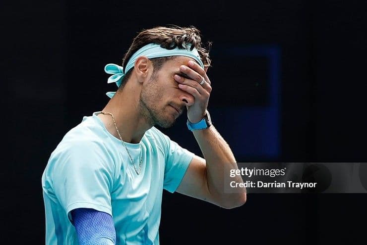 Lorenzo Musetti thất vọng vì chấn thương đùi phải, buộc phải bỏ cuộc.