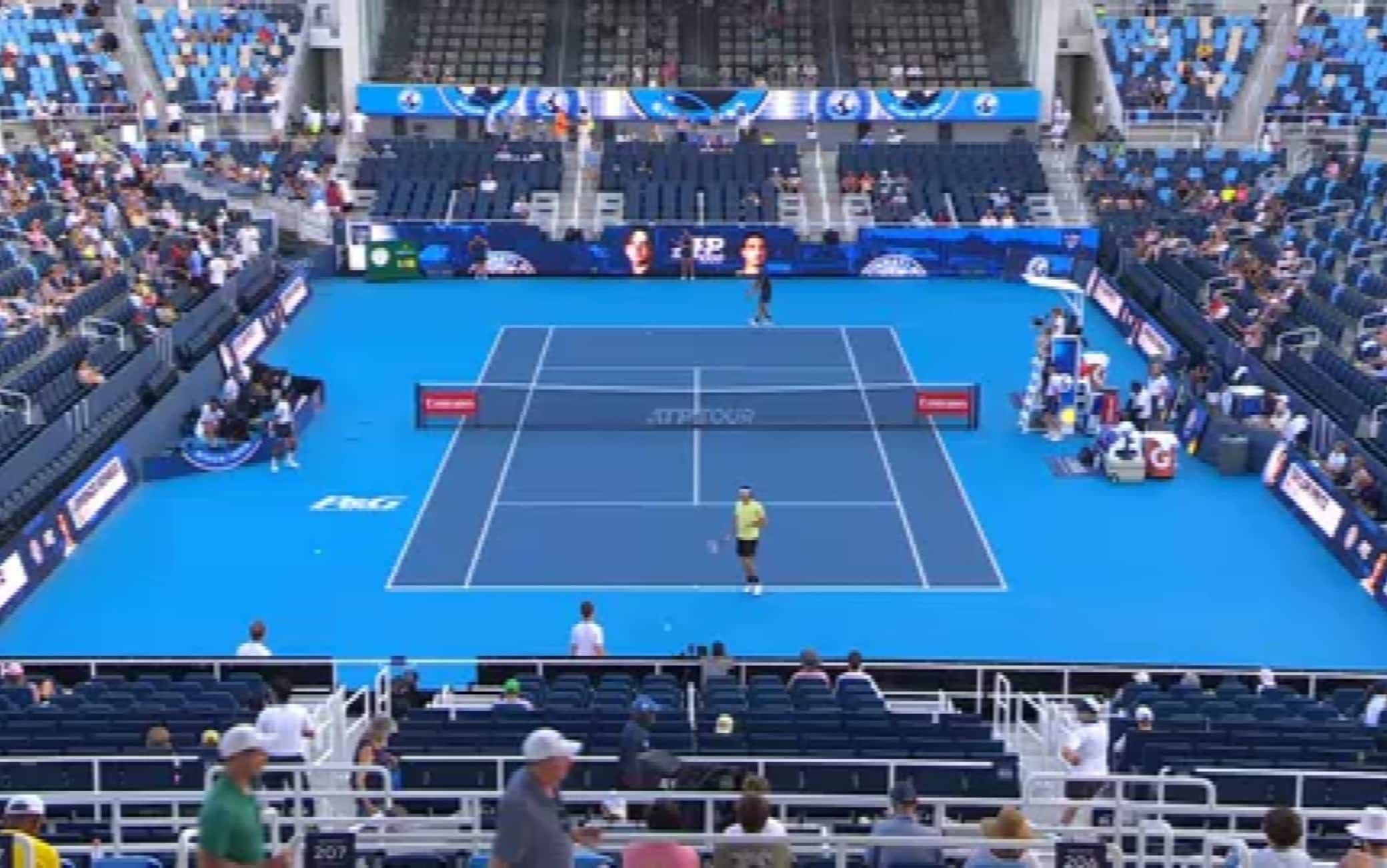 Lorenzo Sonego thi đấu trên sân tennis tại giải đấu lớn, đại diện cho làn sóng quần vợt Ý