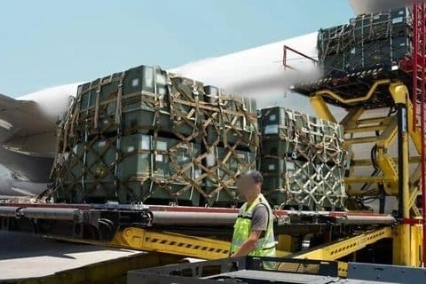 Loạt máy bay chở vũ khí đáp xuống Israel giữa lúc căng thẳng