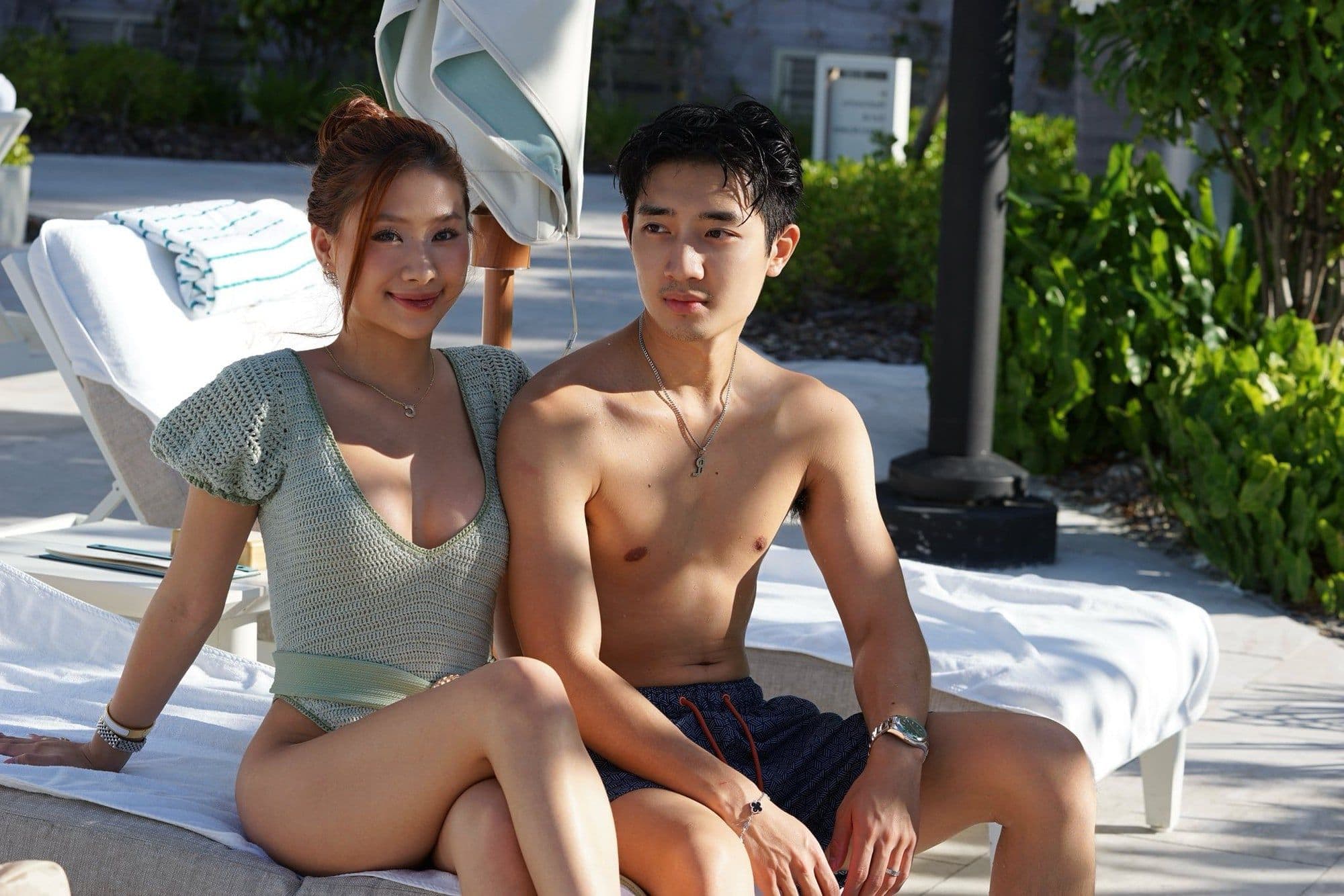 Louis Phạm trong bộ bikini, liên quan đến lời giải thích sau video gây tranh cãi về ranh giới riêng tư.