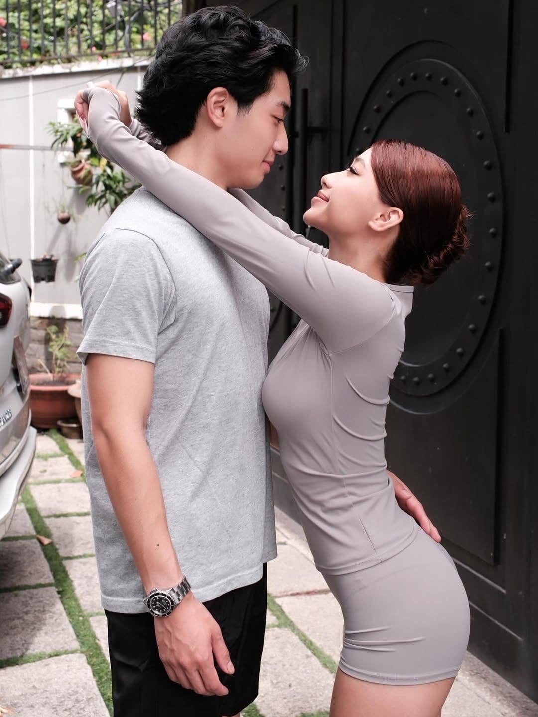 Louis Phạm và bạn trai Việt kiều tình tứ sau khi 'gương vỡ lại lành', thể hiện sự khởi đầu số của mối quan hệ.
