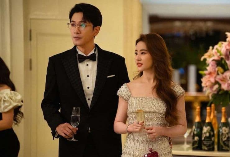Lưu Diệc Phi và Bành Quán Anh tại một sự kiện, thể hiện sự kín đáo và bí ẩn trong đời tư của nữ diễn viên.