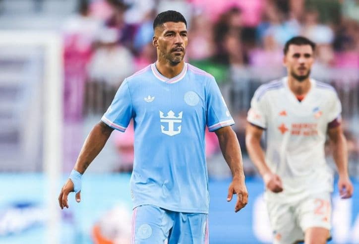 Luis Suarez của Inter Miami đối đầu cầu thủ Cincinnati trong trận đấu.