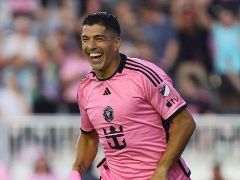 Luis Suarez, ngôi sao của Inter Miami, cười rạng rỡ trên sân cỏ.