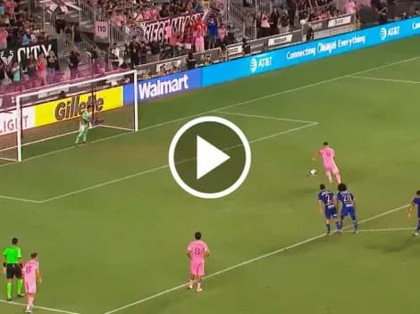 Luis Suarez thực hiện cú panenka vào lưới thủ môn trẻ của Pumas, minh họa thách thức khi các ngôi sao vắng mặt.