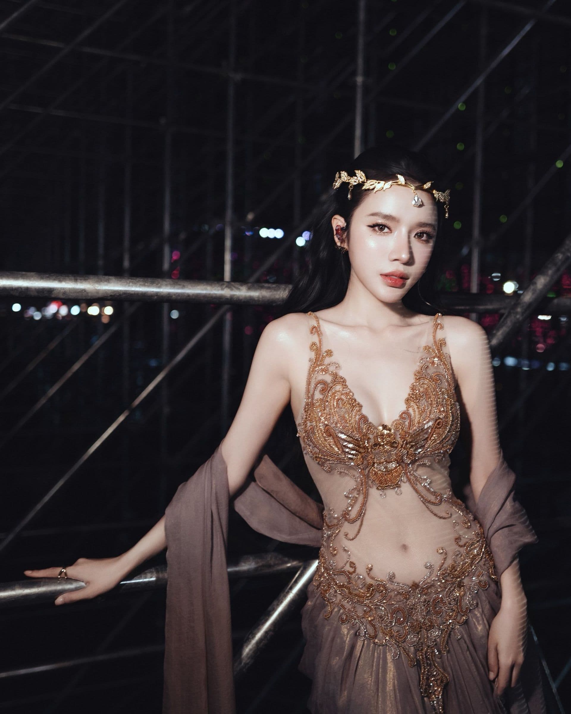 LyLy trong trang phục lộng lẫy, thể hiện chiều sâu nội tâm và khả năng hóa thân nghệ thuật.