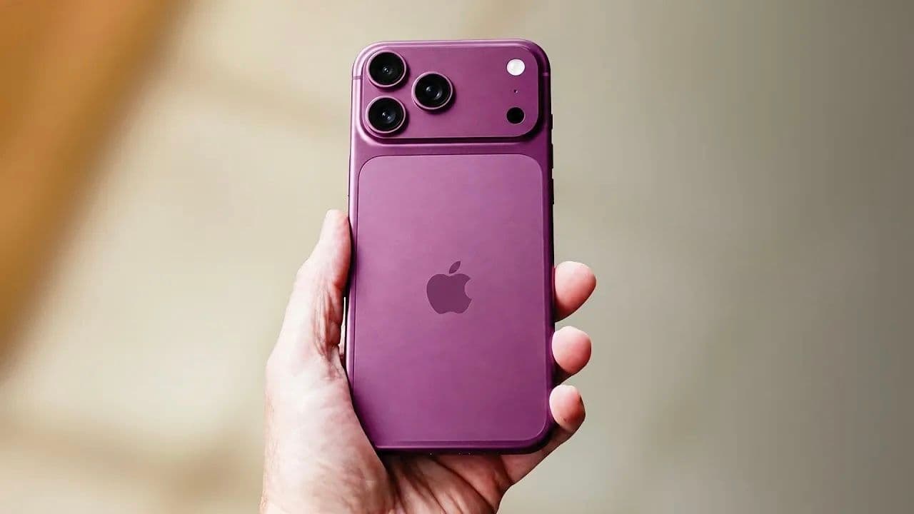 Mô hình concept iPhone 18 Pro Max màu tím trên tay người dùng