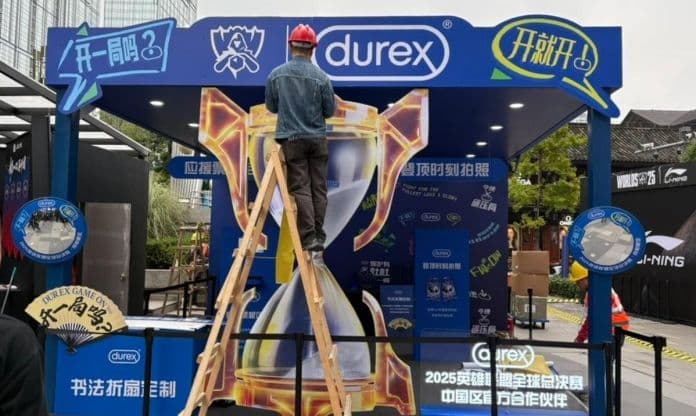 Mô hình Cúp Summoner's Cup tại khu vực quảng bá Chung Kết Thế Giới Liên Minh Huyền Thoại 2025.