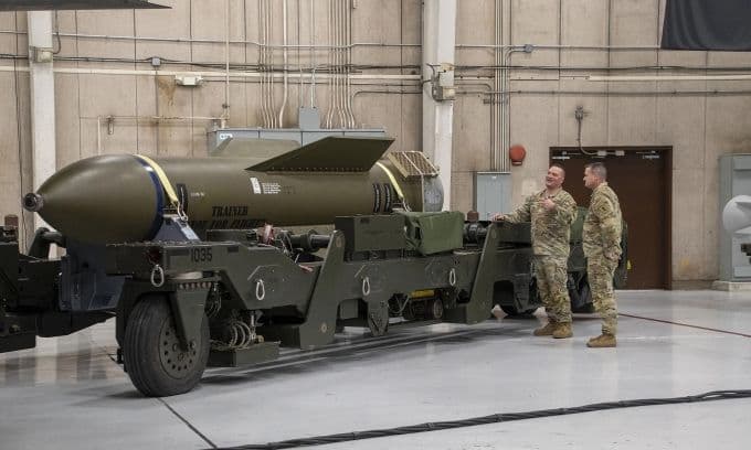 Mô hình huấn luyện của bom GBU-57/B tại căn cứ không quân Whiteman hồi năm 2023. Ảnh: USAF