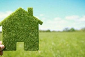 Mô hình ngôi nhà xanh trên nền đất trống, tượng trưng cho quỹ đất vàng Thủ Thiêm và tiềm năng bất động sản.