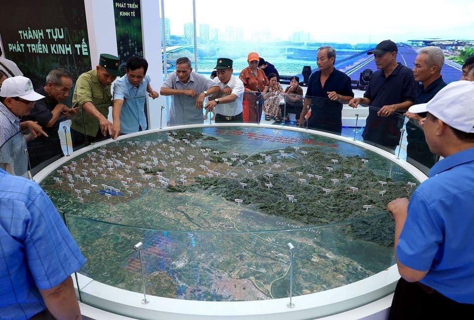 Mô hình quy hoạch phát triển kinh tế và hạ tầng, thể hiện tầm nhìn và thành tựu kinh tế góp phần nâng tầm du lịch Việt Nam.