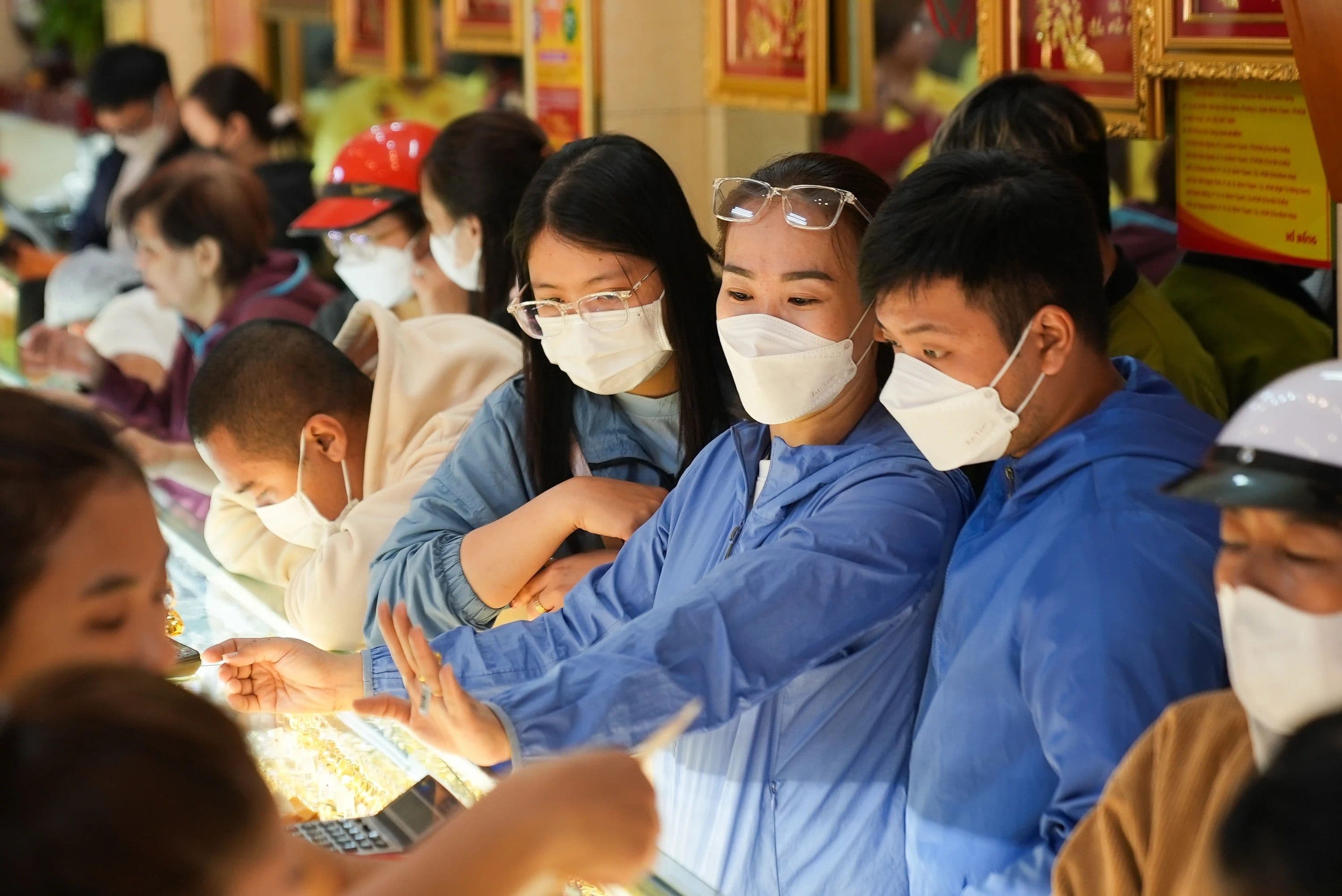 Đám đông khách hàng tại cửa hàng vàng, thể hiện phản ứng của thị trường trước sự biến động giá SJC.