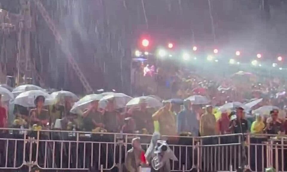 Đám đông khán giả đa thế hệ cùng hát và trải nghiệm lòng yêu nước tại concert 'Tổ quốc trong tim'.