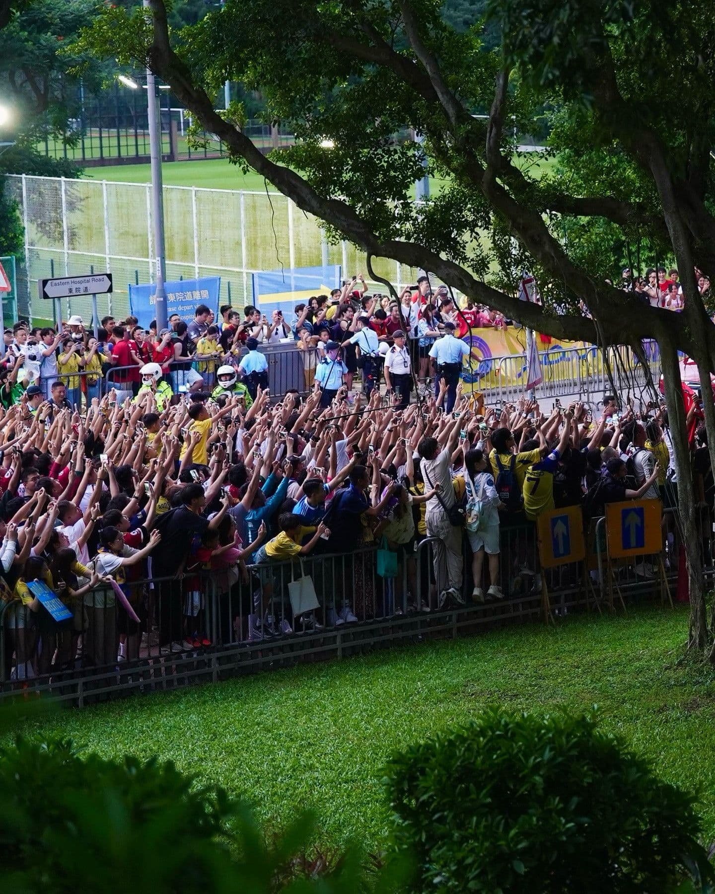 Đám đông người hâm mộ Al Nassr cuồng nhiệt cổ vũ, thể hiện sự phát triển của bóng đá Saudi.