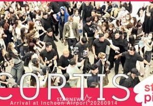 Đám đông người hâm mộ, tượng trưng cho cộng đồng fan mà thần tượng K-pop giao tiếp qua các nền tảng như Weverse.