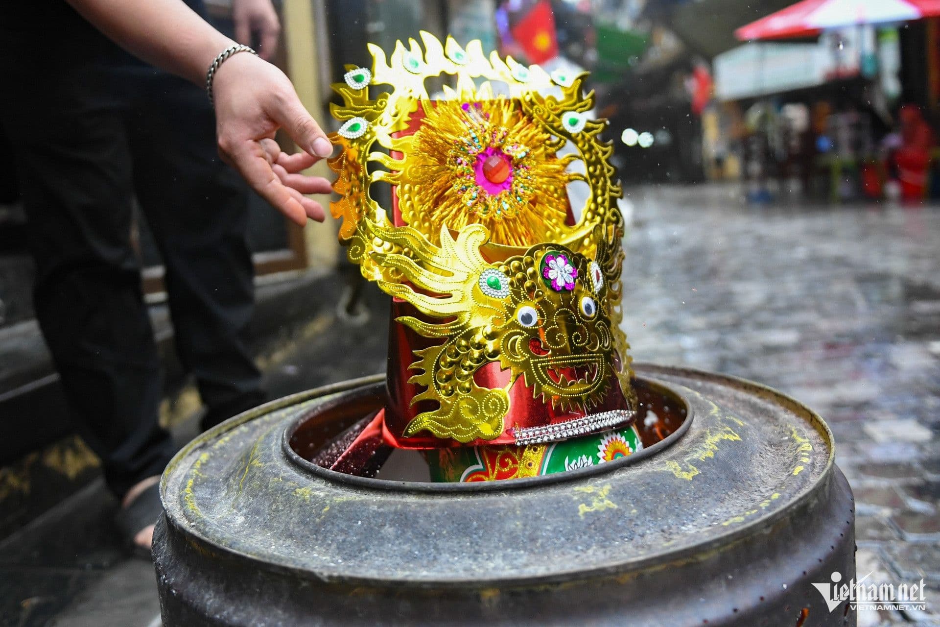 Mũ ông Táo vàng lấp lánh, biểu tượng cho nghi lễ tiễn Táo Quân về trời, thể hiện sự thành kính và khát vọng đổi mới.