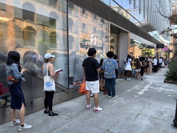 Đám đông xếp hàng chờ mua kem sữa mẹ, minh họa sự lan truyền của các hiện tượng viral trên Twitch.