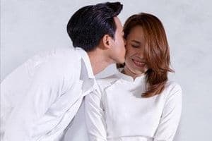 Mỹ Tâm và Mai Tài Phến thể hiện tình cảm trên sân khấu, tượng trưng cho mối quan hệ công khai và bí ẩn của họ.