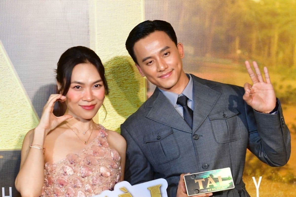 Mỹ Tâm và Mai Tài Phến tạo dáng thân mật tại sự kiện ra mắt phim "Tài", thể hiện sự úp mở trong mối quan hệ.