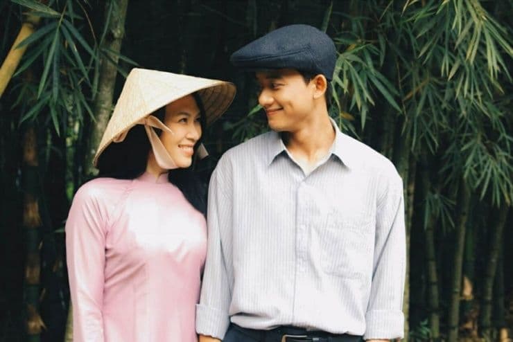 Mỹ Tâm và Mai Tài Phến trong trang phục truyền thống, trao nhau ánh nhìn tình tứ giữa rừng tre.