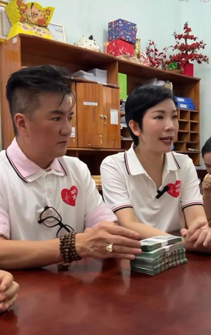 Đàm Vĩnh Hưng và siêu mẫu Xuân Lan trao tiền quyên góp hỗ trợ bệnh nhi khó khăn