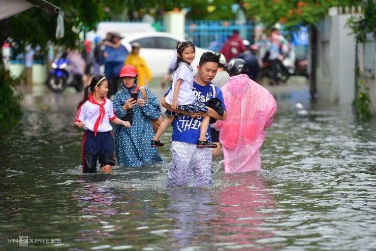 Mưa lớn gây ngập lụt trên đường phố, minh họa rủi ro tiềm ẩn của áp thấp nhiệt đới.