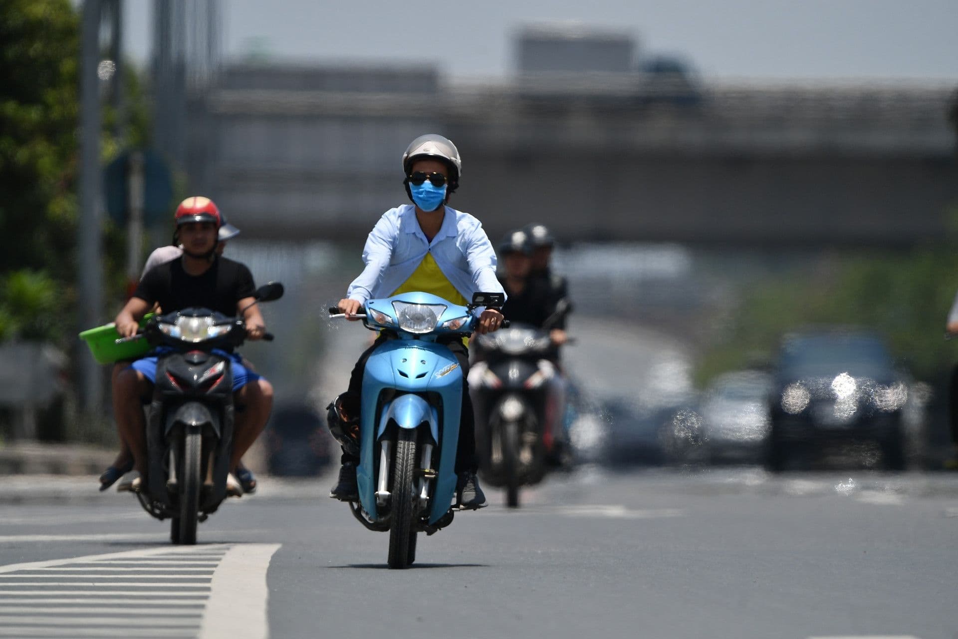 Mưa đá phủ kín mặt đường ướt sau trận giông, cho thấy hiện tượng thời tiết cực đoan ngày càng phổ biến ở Việt Nam.