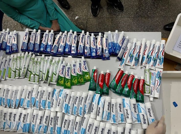 Ma túy được giấu trong các tuýp kem đánh răng, tang vật của một vụ án ma túy lớn, minh họa tính phức tạp của các vụ án hình sự.