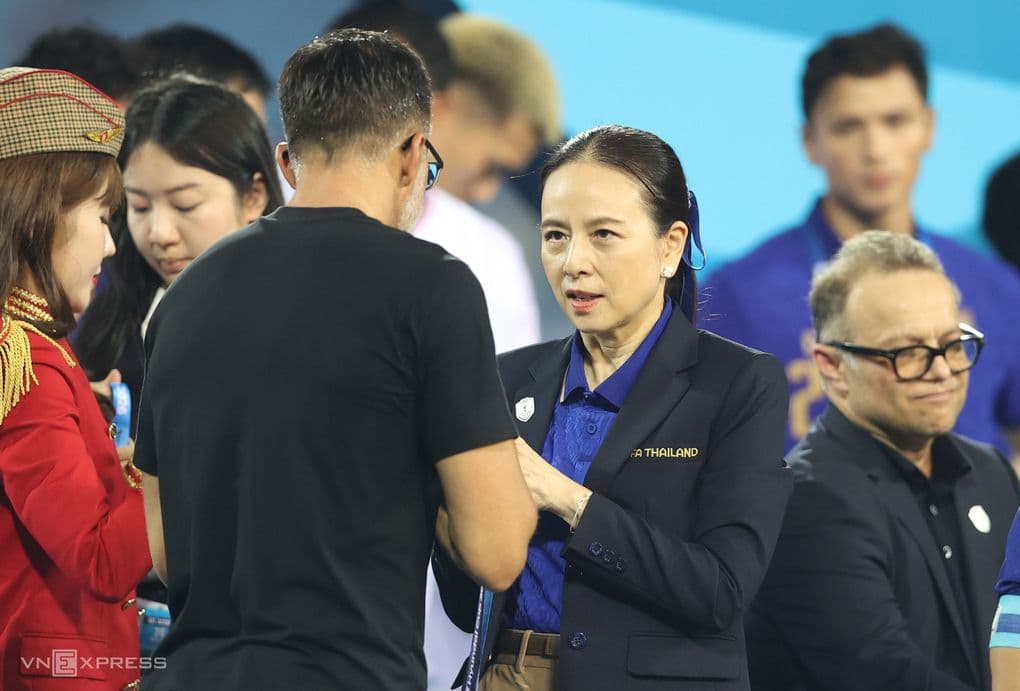Madam Pang và HLV Anthony Hudson của đội tuyển Thái Lan sau trận chung kết ASEAN Cup 2026.