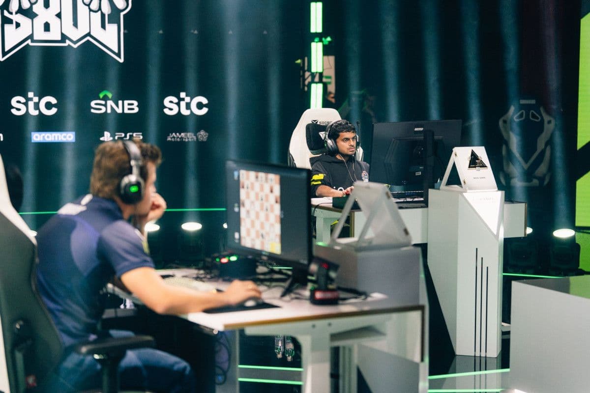 Magnus Carlsen và Nihal Sarin thi đấu cờ vua tại Esports World Cup.