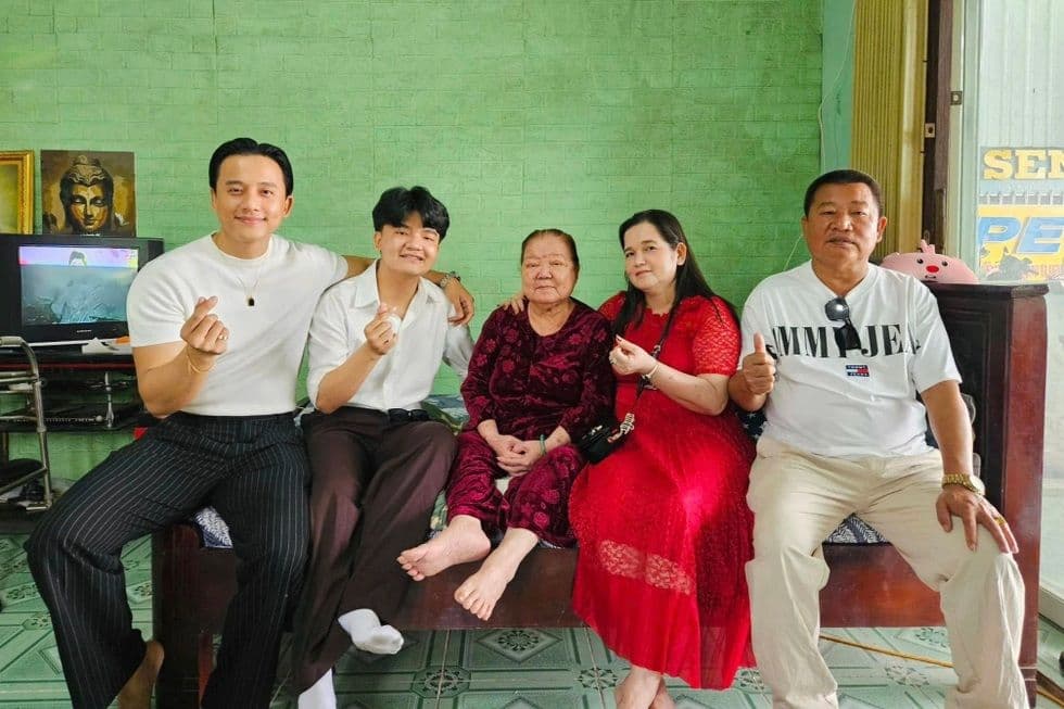 Mai Tài Phến cùng gia đình, thể hiện tình cảm cha con và giá trị gia đình