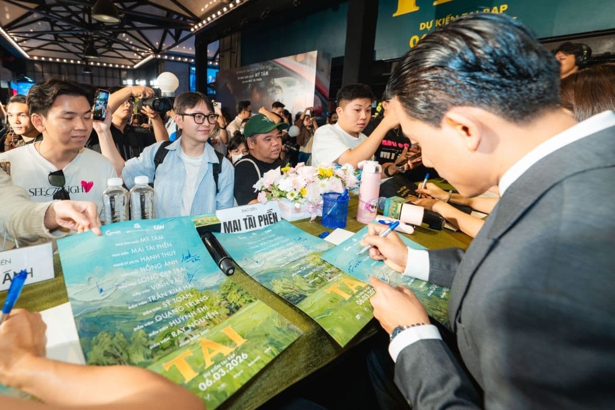 Mai Tài Phến ký tặng poster phim "Tài" cho khán giả tại sự kiện